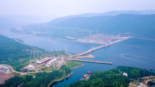 叶尼塞河克拉斯诺亚尔斯克水电站在叶尼塞河河.俄罗斯, 从德龙照片