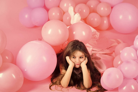 粉红色气球长头发的小女孩