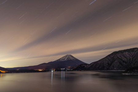 本湖和 mt。富士山在冬季的夜晚。本湖是富士五湖的最西端, 位于日本富士山附近的山梨县南部。