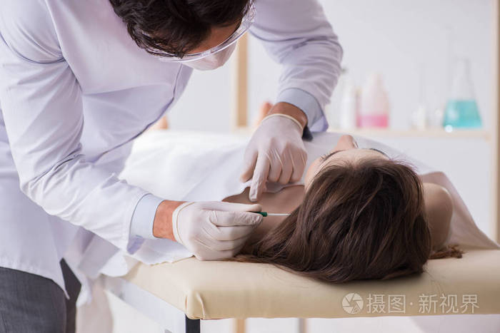 警方验尸官在太平间检查尸体尸体