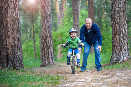 3 年和他的父亲在秋天的树林与小小孩男孩