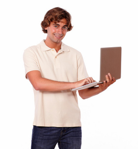 微笑在笔记本电脑上的男性工作