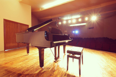钢琴在音乐厅里照片