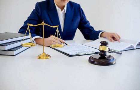 法官槌与正义律师有小组会议在法律事务所照片
