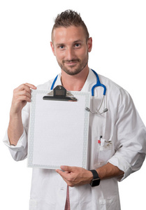 一个年轻的医生的肖像显示剪贴板白色