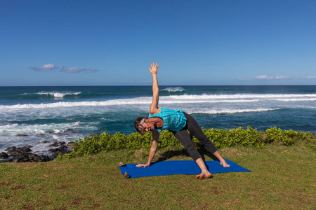 沿毛伊岛夏威夷风景海岸练习瑜伽的女子