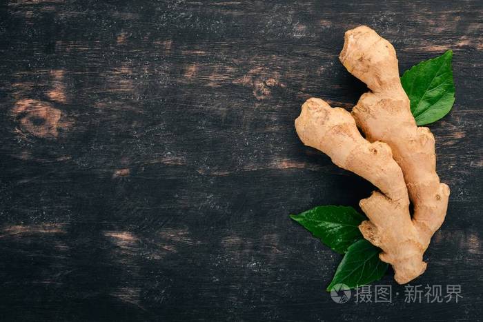 在木质背景上的新鲜生姜顶部视图复制空间