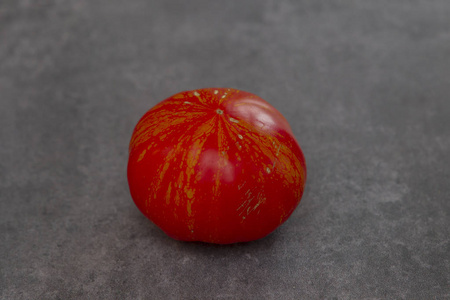 灰色背景下的西红柿