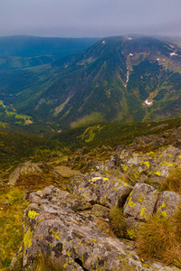 从 Snezka Mountainin 克尔科诺谢山国家公园观看山谷