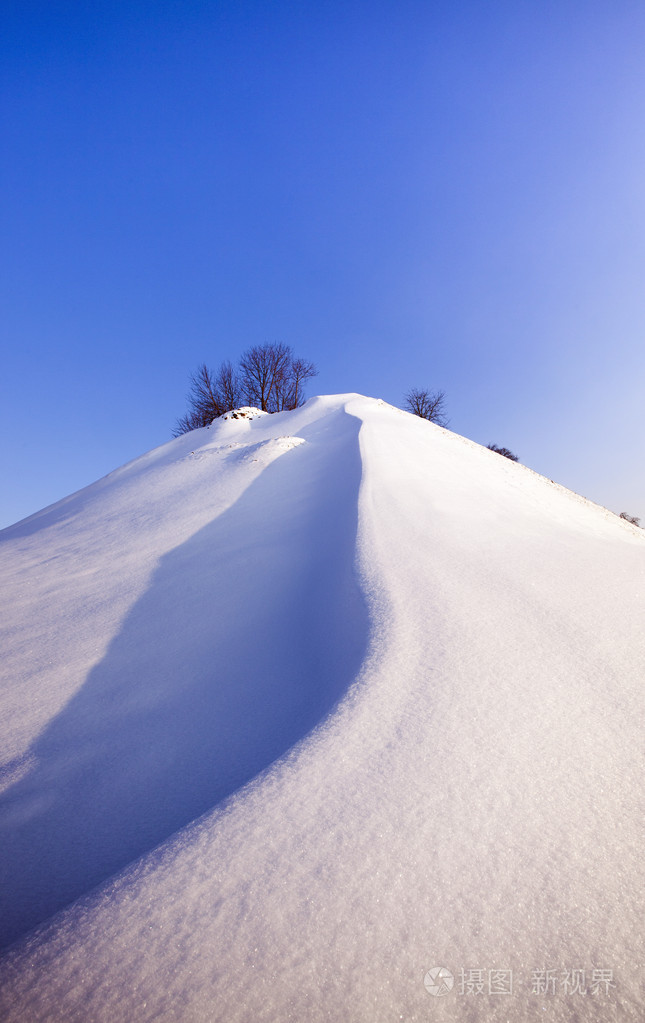 冰雪覆盖的山
