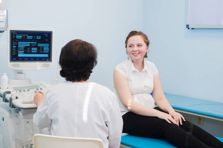 满意的孕妇有超声波诊断医生约见