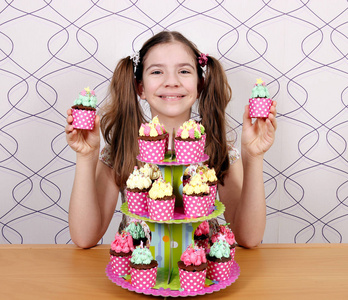 快乐的小女孩与甜松饼