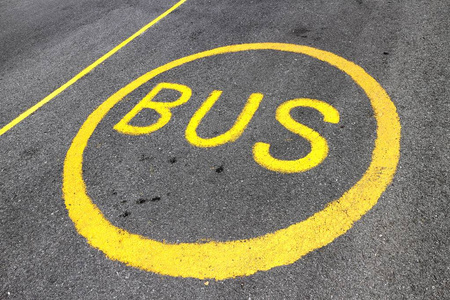 黄色公共汽车站标志在地板上图片
