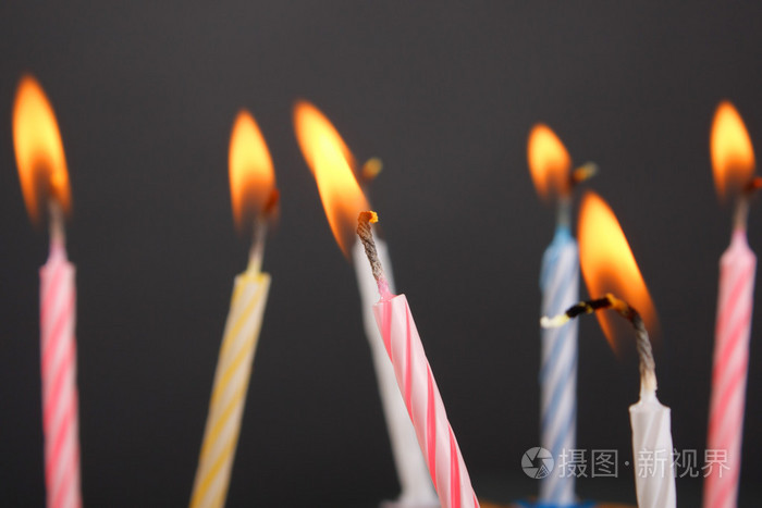 一些点燃的生日蜡烛关门