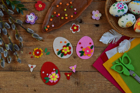 手工制作复活节彩蛋。儿童 Diy 的概念。制作复活节装饰贺卡