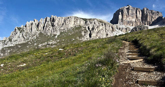 从帕苏丰杜 Pordoi 到白云岩 Piz 的徒步旅行