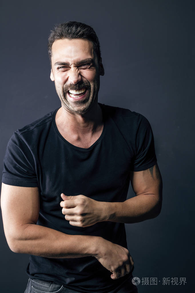 有胡子的男人摆出一脸快乐的表情
