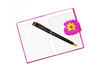 打开用黑色圆珠笔的紫色封面的笔记本上