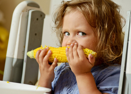 女孩吃玉米墨西哥小吃-与辣椒肉酱和番茄沙沙的墨西哥玉米饼鲜甜的有