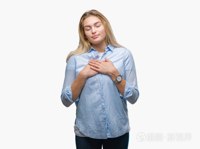 年轻的高加索女商人在孤立的背景微笑着双手在胸前闭着眼睛, 脸上带着
