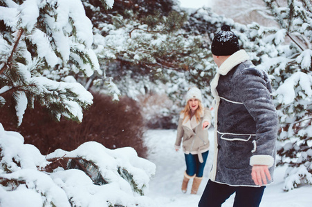 浪漫情侣漫步和在雪地森林乐趣的生活方式冬季肖像