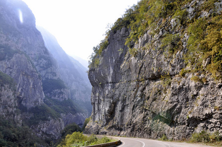 在黑山公路沿线的岩石上风景如画的旅程