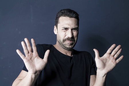 丑陋的男人脸上露出恶心表情的胡子男人照片