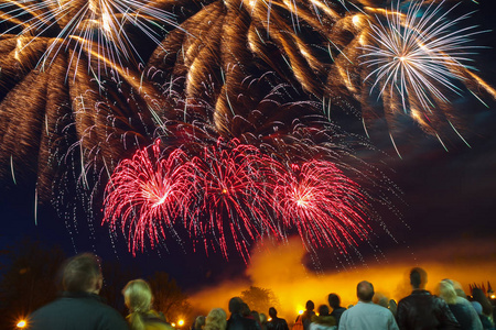 朋友们都很开心, 看节日烟火, 人们玩得很开心.人群观看烟花庆祝.