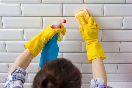 打扫房子.在家卫生间做家务的妇女照片