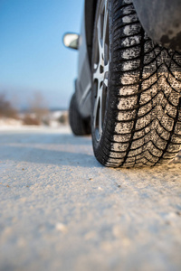 冬用轮胎在湿滑的冰雪道路上的汽车