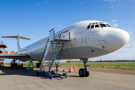 大型机场停在机场的大型飞机照片
