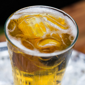 在玻璃中冷啤酒照片