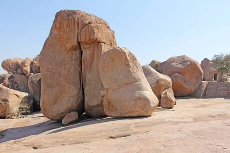 在亨比的大石头巨石。Hemakuta 山卡纳卡, 印度