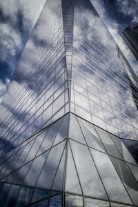 与玻璃幕墙的摩天大楼