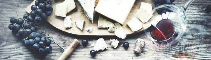 在木制背景下的葡萄奶酪和葡萄酒的美味成分