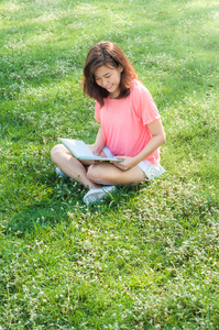 读一本书在庭院里的女人