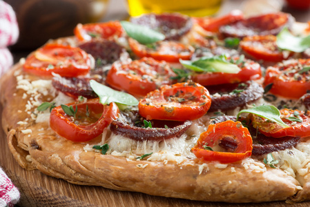意大利食品   有香肠和西红柿 选择性聚焦的披萨