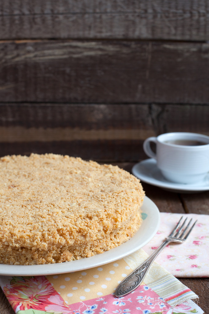 酥皮糕点与奶板上的蛋糕拿破仑