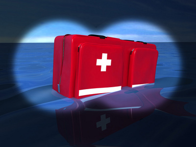 在水面上红色急救包