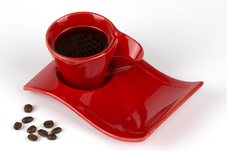 杯黑咖啡和咖啡豆