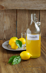 意大利酒精饮料, Limoncello 在木桌上