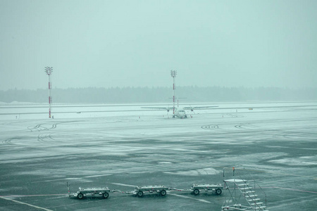 机场航站楼和冬季雪