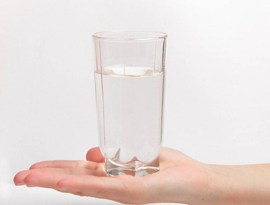 女人与水隔绝在白色背景上的玻璃的手