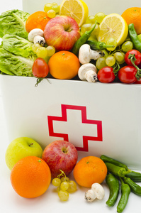 健康的食物。急救盒子装满了水果和蔬菜