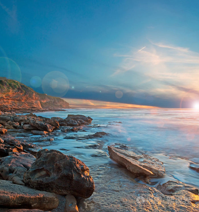 在海边日落和镜头光晕