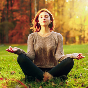 美丽的年轻女孩打坐年轻女子户外打坐英俊的商人与他的教练打坐瑜伽垫