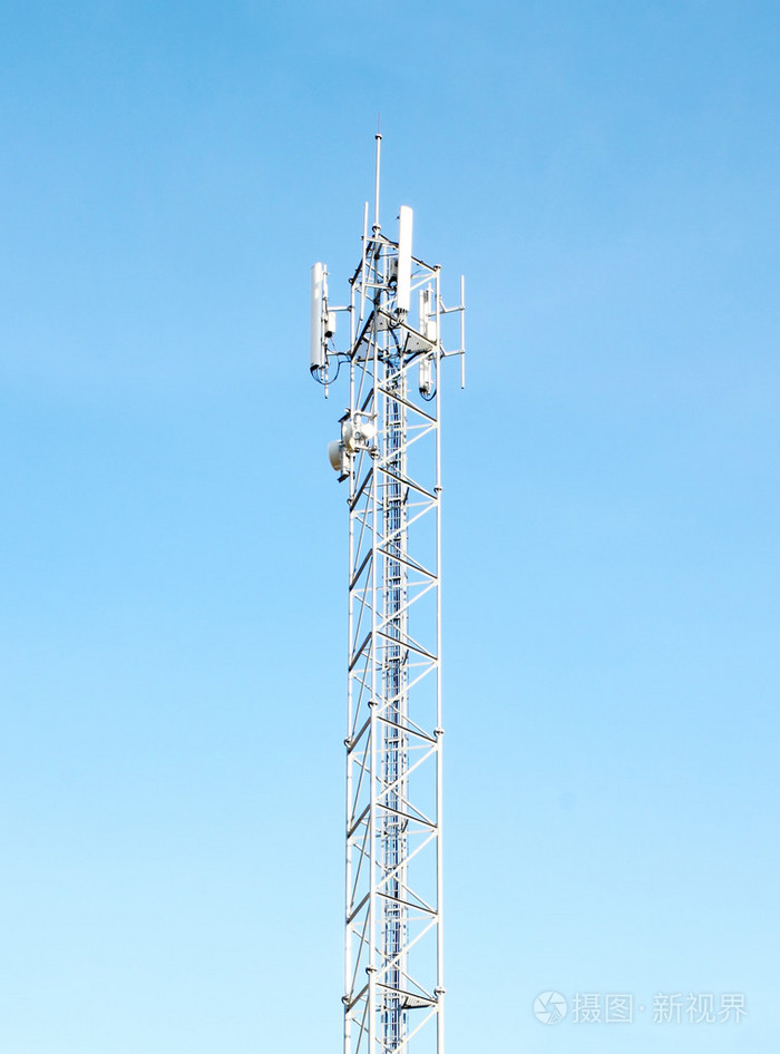 移动通信塔与蓝蓝的天空