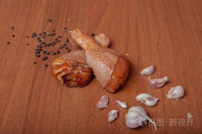鸡生虾肉上的木制纸板, 香料为鸡肉, 盐, 罗马, 罗勒, 大蒜, 胡椒, 酱油在灰色的背景下
