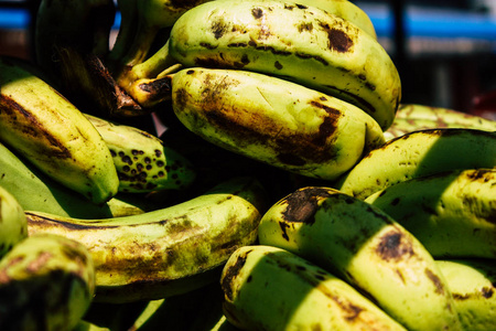 博卡拉尼泊尔2018年10月2日在尼泊尔博卡拉蔬菜市场出售的香蕉特写镜头