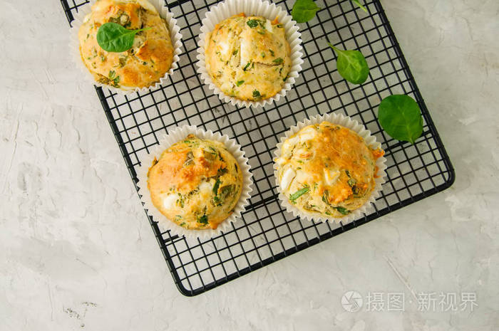 美味的松饼与羊乳酪和菠菜在一个线架上